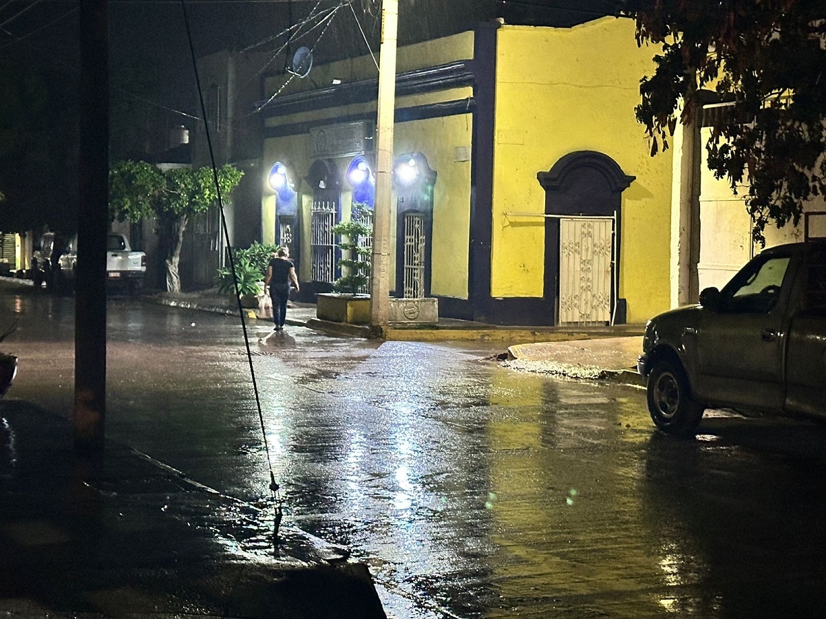 Inicia Mazatlán julio con ‘lluviecita’ al anochecer que no amaina el calor