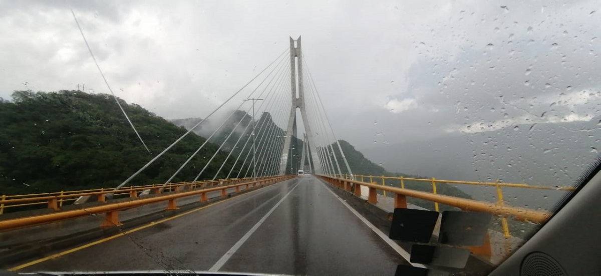 Se registra fuerte lluvia en los límites de Sinaloa en la supercarretera Mazatlán-Durango