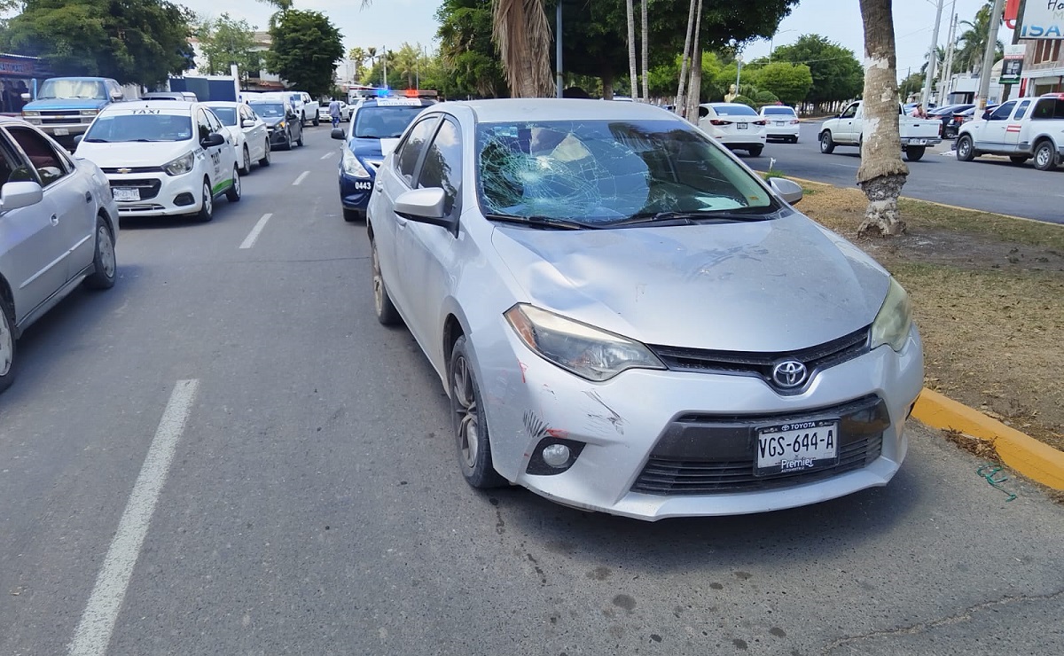 Don Manuel invadió un carril de circulación en su bicicleta en Guasave y fue arrollado por un vehículo