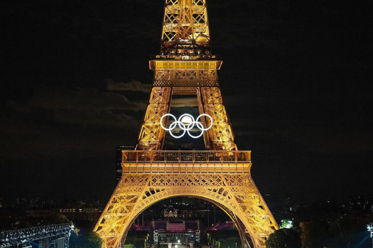 La foto perfecta sí existe: La Luna se mete entre los Anillos Olímpicos en la Torre Eiffel