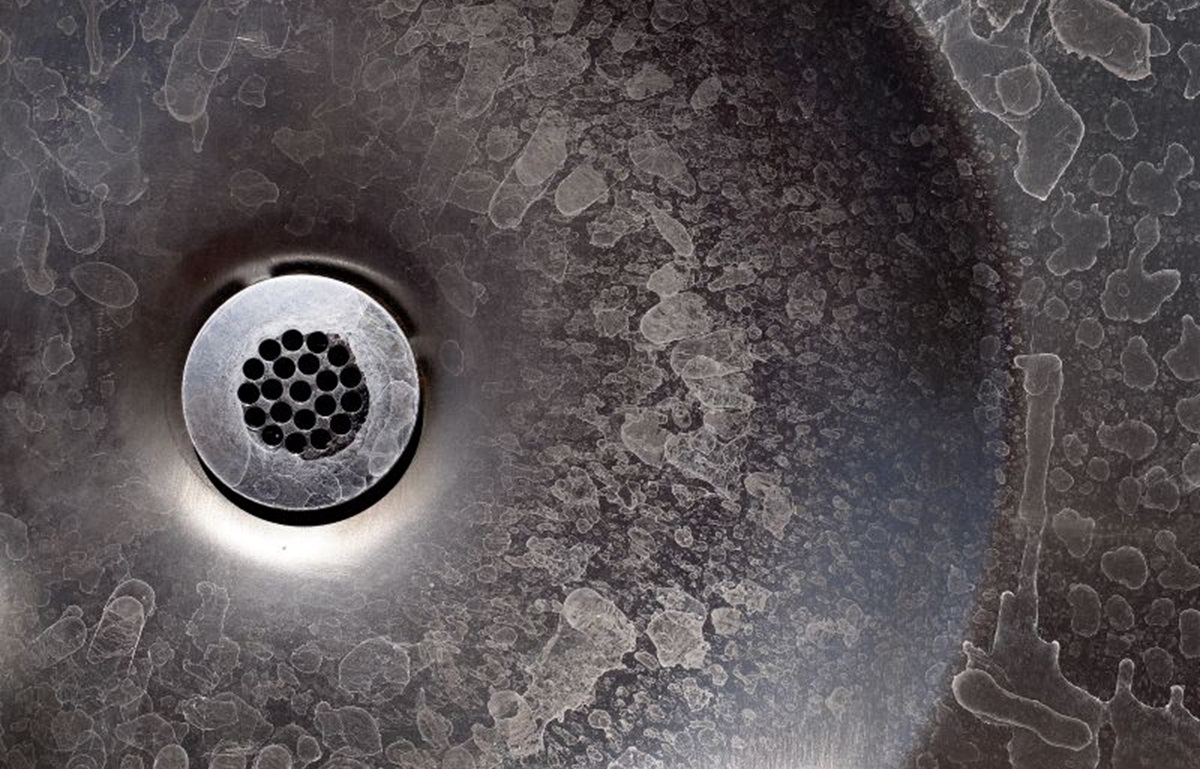 ¿Hart@ de ver puntos blanquecinos por todos lados? 5 métodos para remover manchas de agua dura