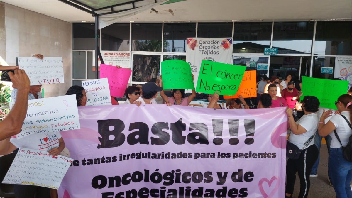 Personas enfermas de cáncer se manifiestan afuera del Seguro Social nuevo, exigen un oncólogo y medicamentos