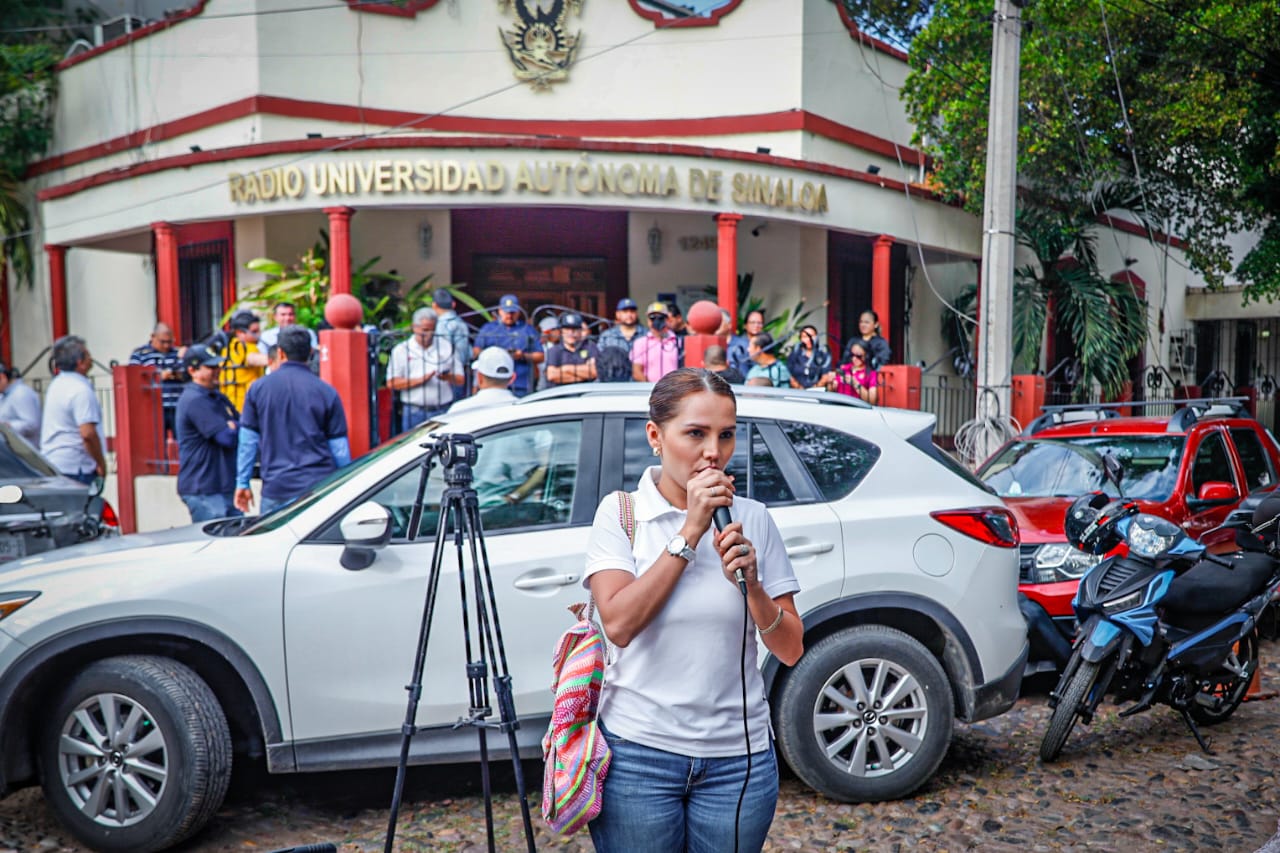 Alumnos y maestros se manifiestan en Radio UAS; exigen les abran los micrófono de la universidad