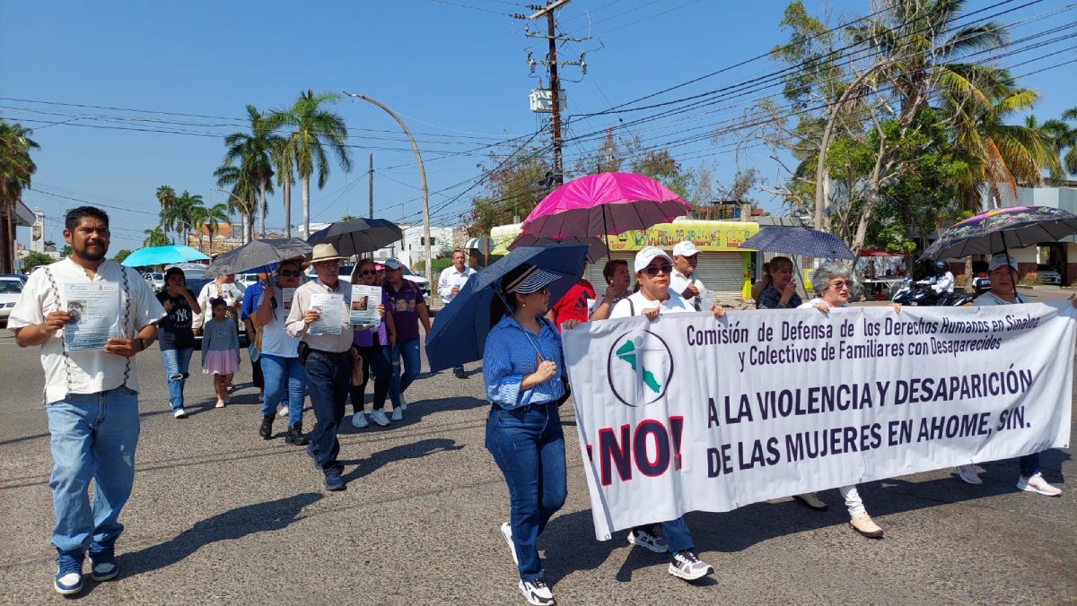 Marcha colectivo de rastreadoras y comisión de la defensa de derechos humanos por las desaparecidas en Ahome