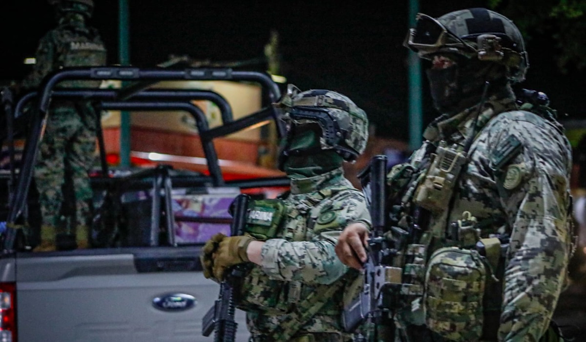 Se enfrentan armados y marinos en Navolato; hay un civil herido