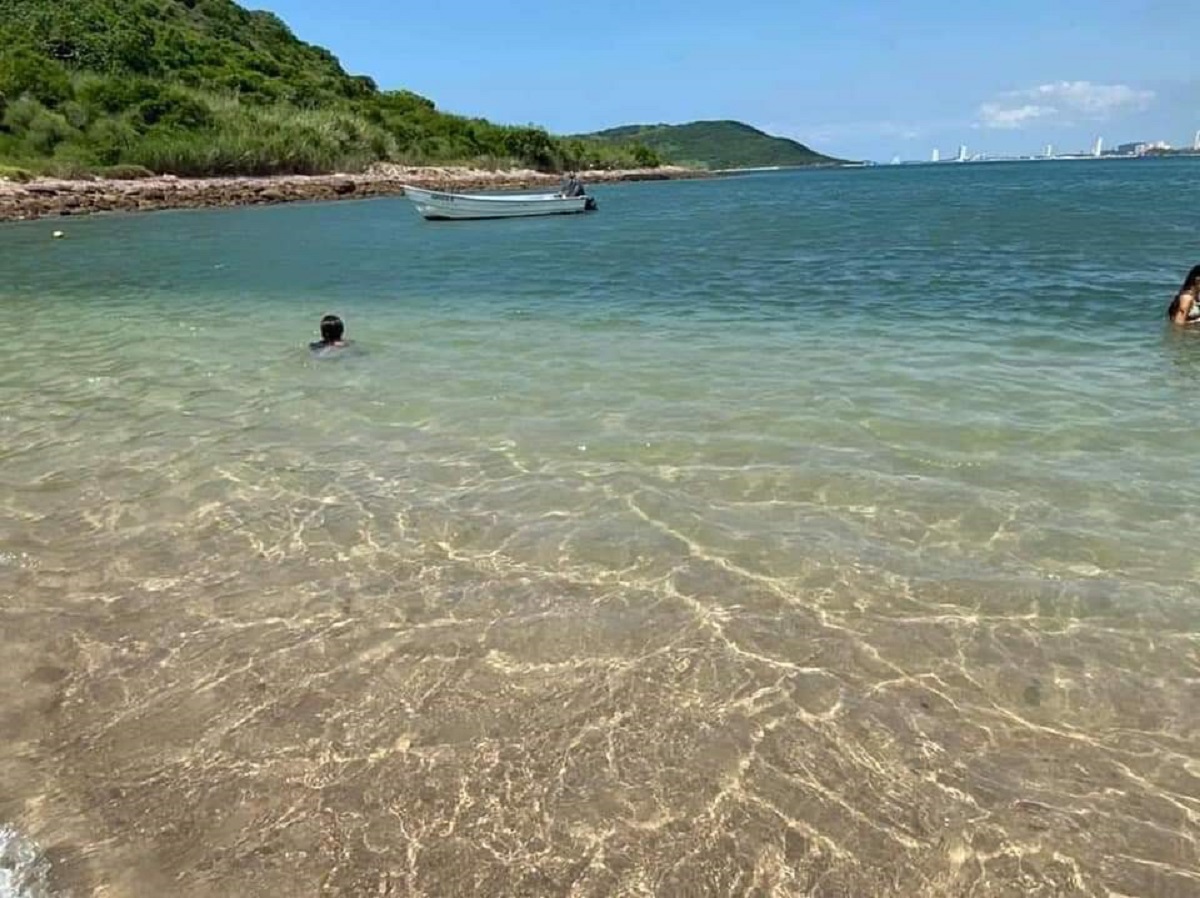 Turistas y locales disfrutan de una playa tranquila en la isla Venado en Mazatlán