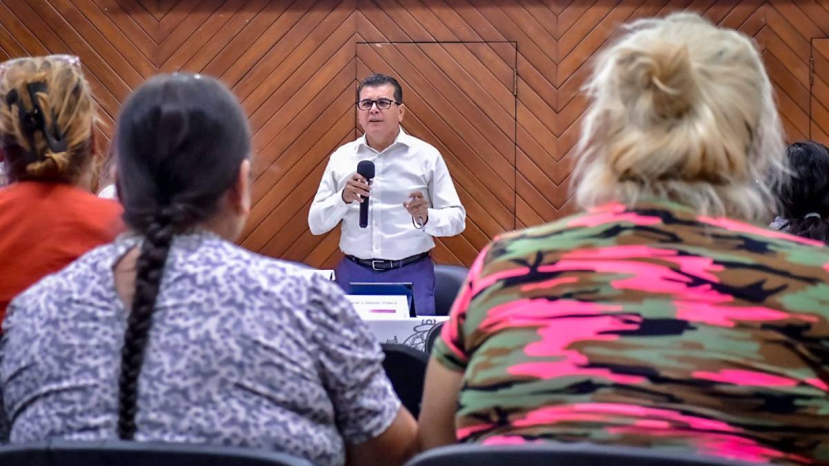 Mazatlecos acuden con el alcalde a solicitar pavimentación y apoyos del DIF en el programa Escuchando a la Gente