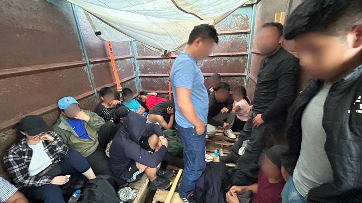 Detienen INM a 63 migrantes hacinados en un tráiler en Chihuahua