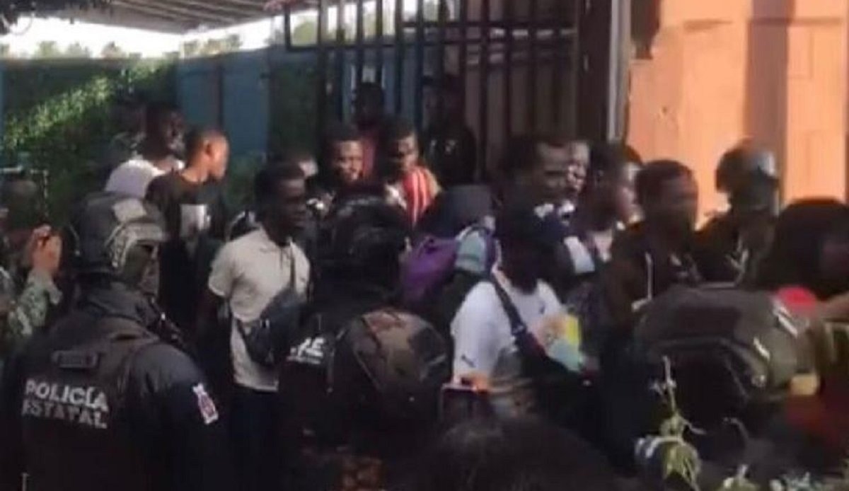 Video: En inglés se comunicaron un policía y una africana; así fue la localización de migrantes en Culiacán