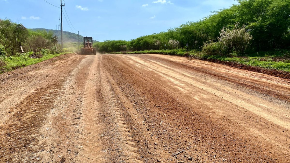 Brigadas de Obras Públicas atienden caminos y canales de la zona rural de Mazatlán