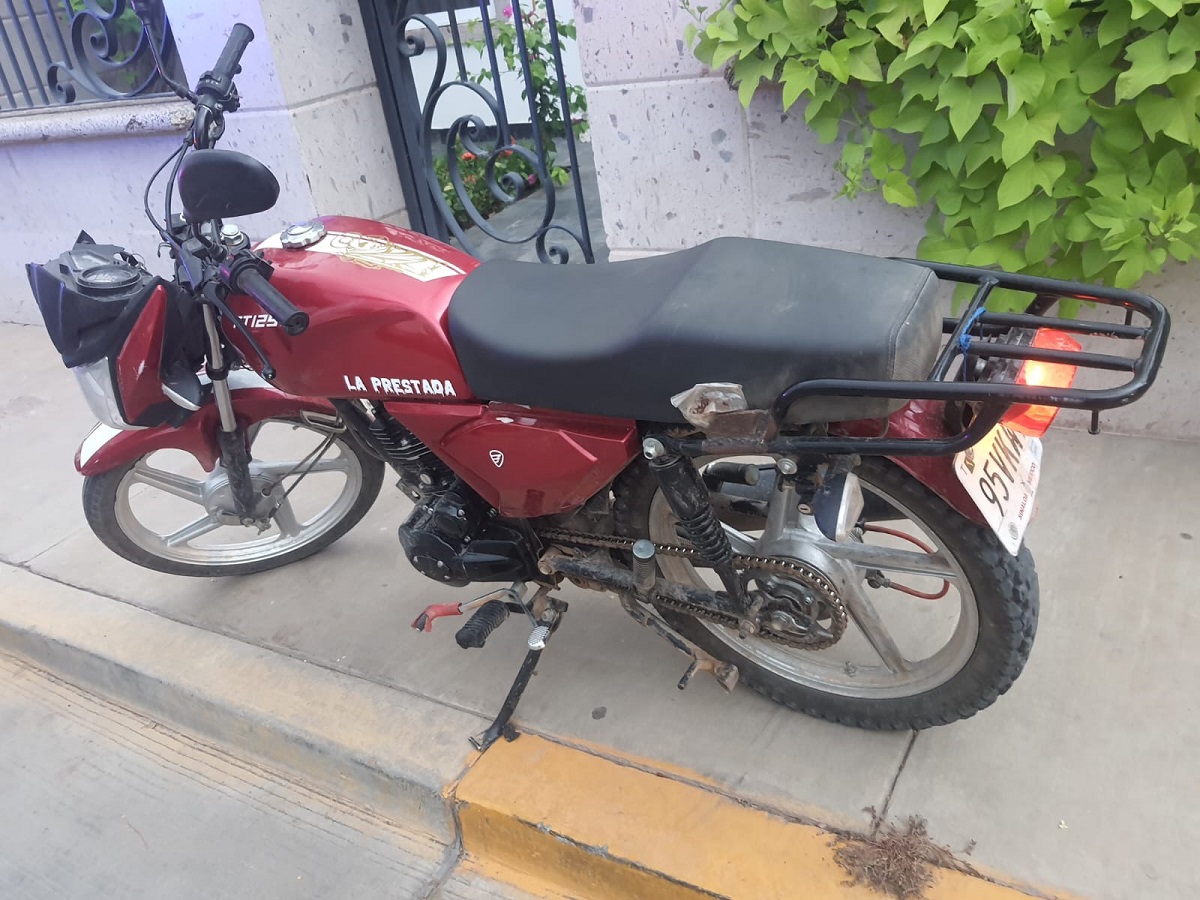 Conductora de vagoneta se pasa un alto en Guasave y lesiona a un motociclista