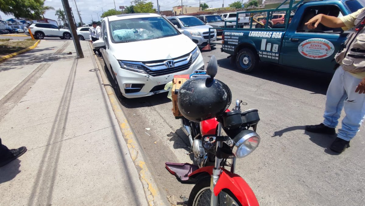 Motociclista es arrollado por el conductor la vagoneta un bulevar conocido de Los Mochis