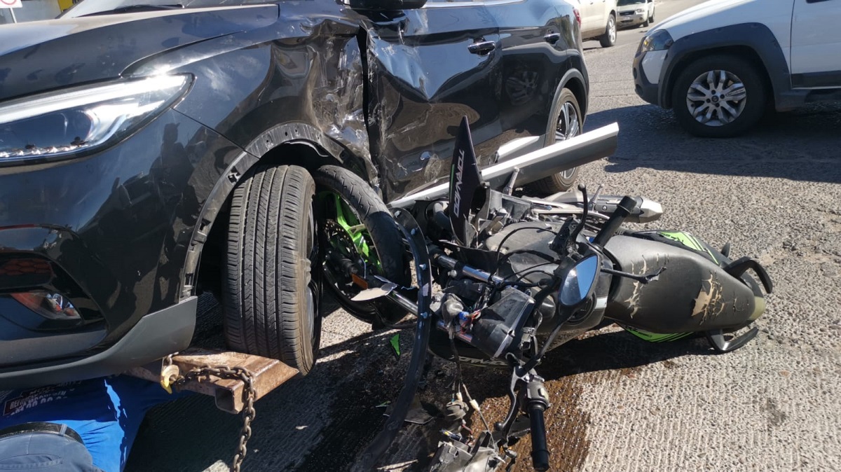 Aparatoso accidente en el fraccionamiento Campestre en Los Mochis deja un motociclista lesionado