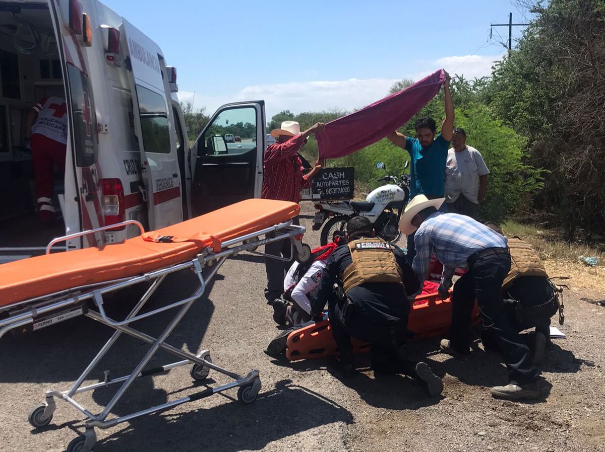 Gravemente herido terminó un motociclista al chocar contra un automóvil sobre la México 15, en Guasave