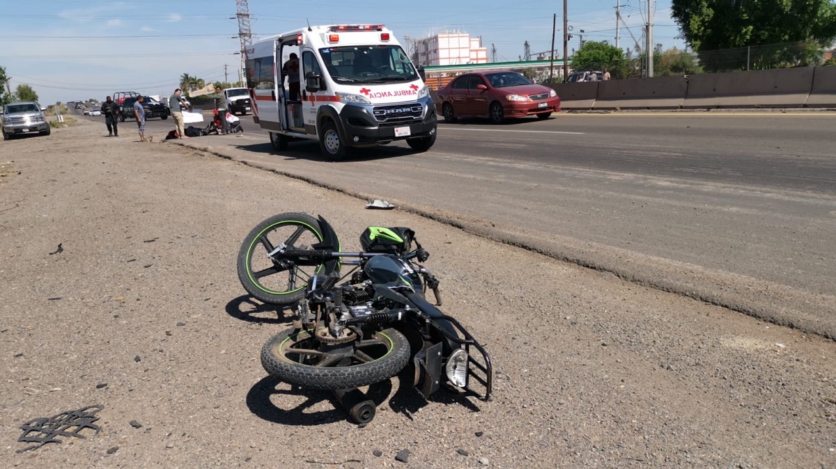 Aparatoso accidente en la México 15 en Ahome, deja un motociclista lesionado