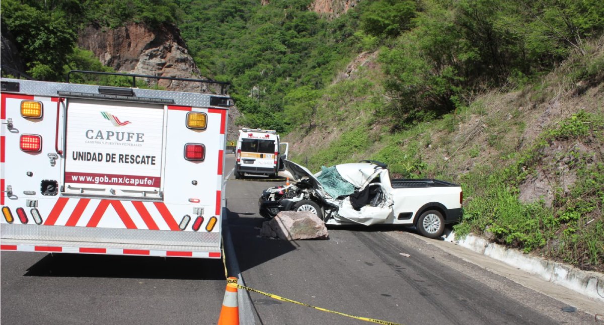 Muere conductor tras deslave en la Mazatlán-Durango; aplasta roca su camioneta