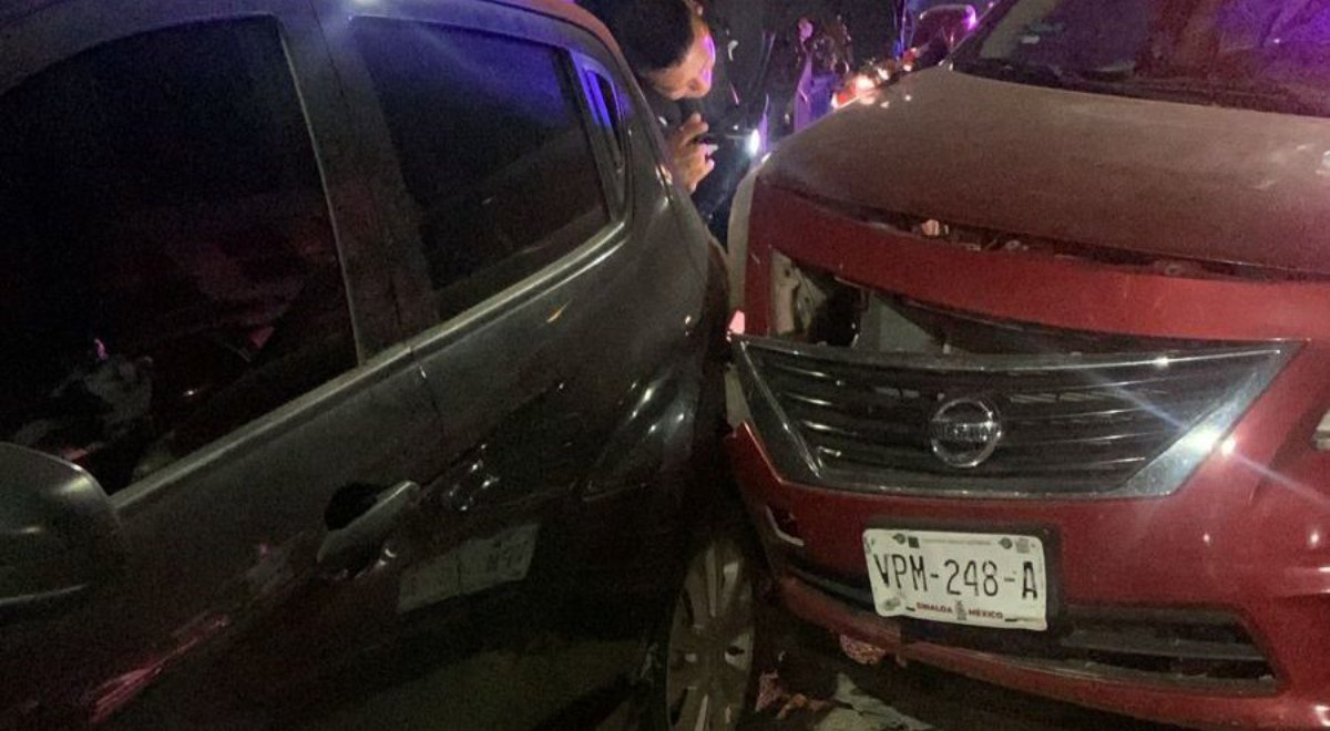 Mujer impacta su vehículo contra otra unidad estacionada en Guasave y resulta lesionada