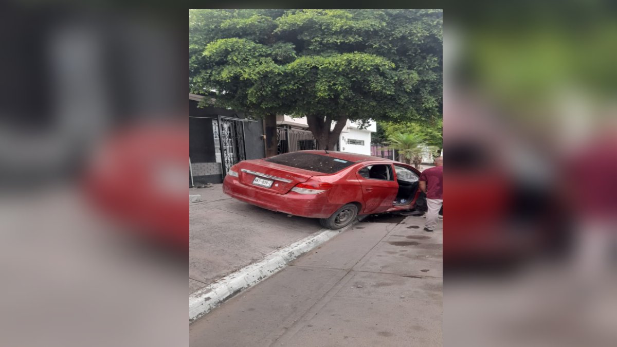 Mujer pierde el control y choca con poste de protección en el centro de Guasave