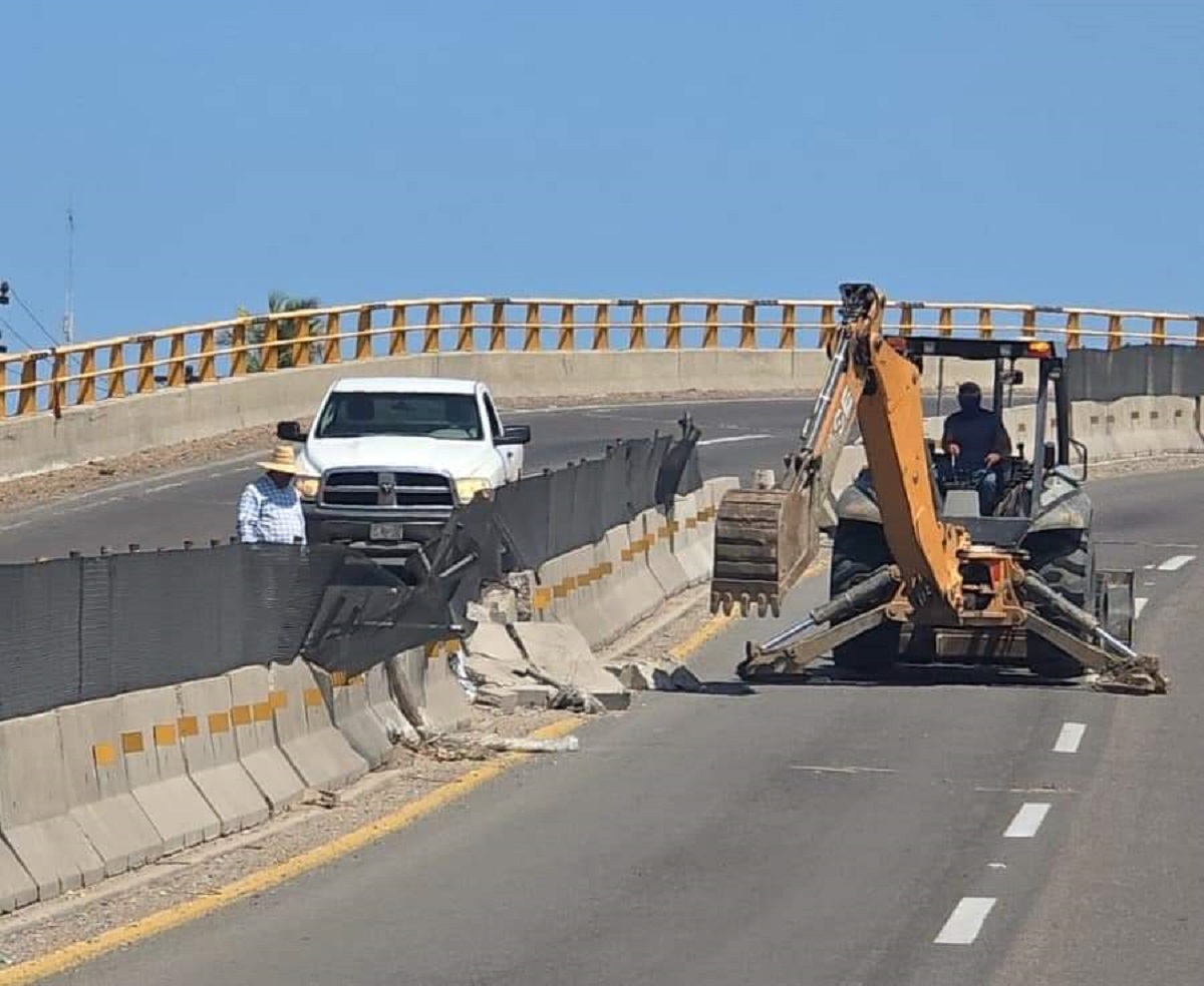 Reponen muros de contención dañados del puente a desnivel al sur de Mazatlán