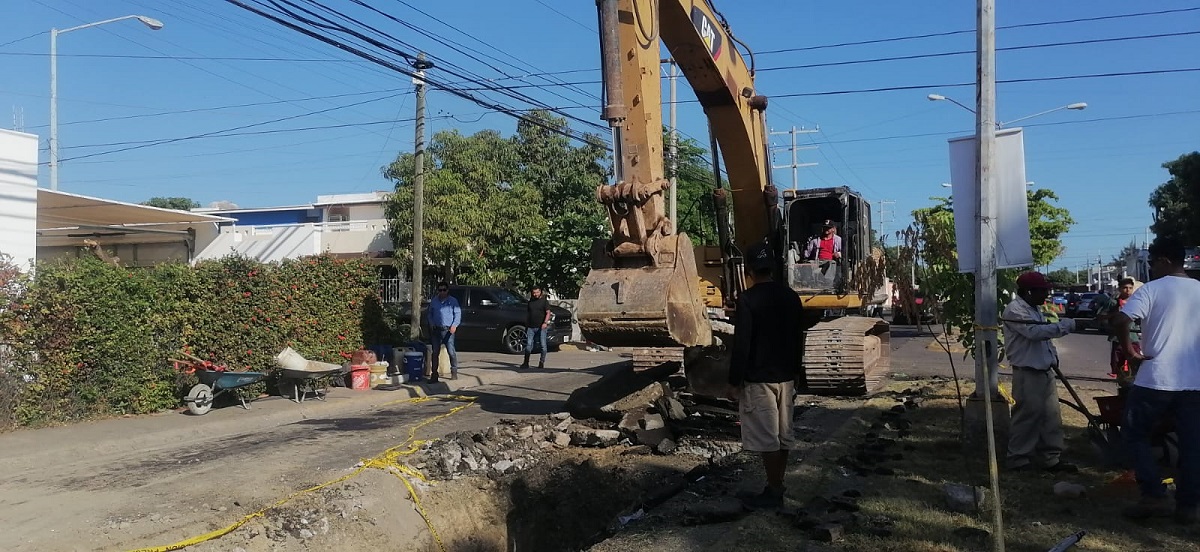 Alcalde de Mazatlán supervisa obra de electrificación y trabajo de reposición del colector