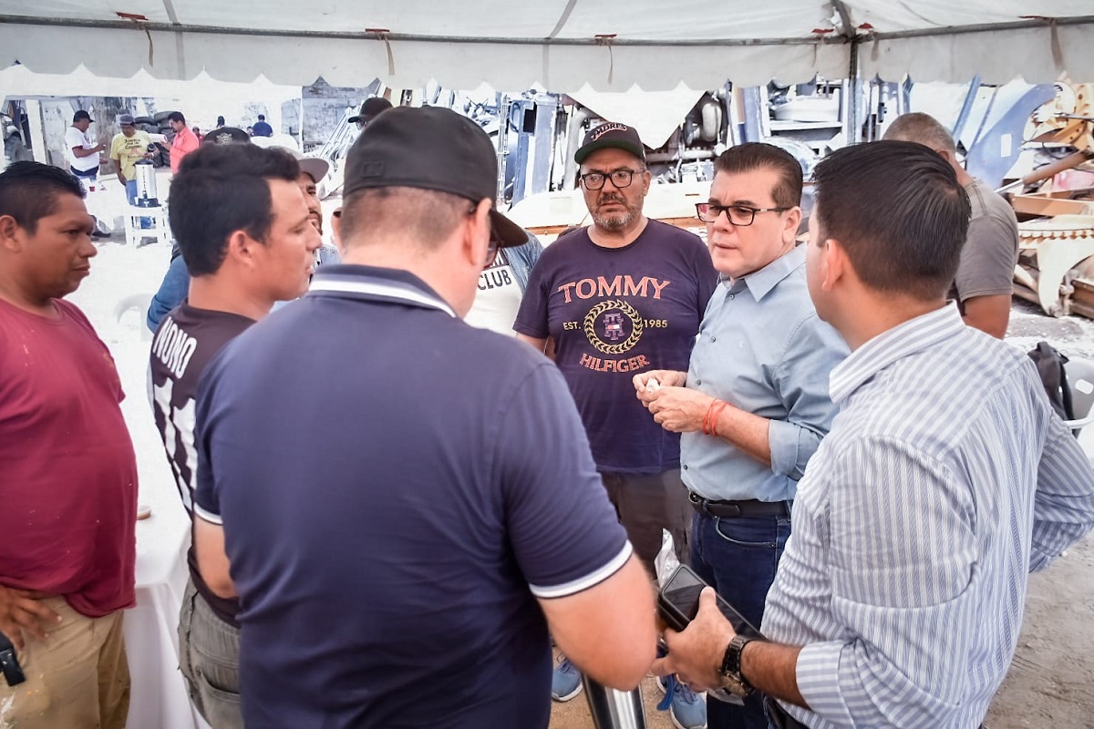 Alcalde de Mazatlán pide a sus trabajadores que se resguarden bajo una sombra cuando suban las temperaturas