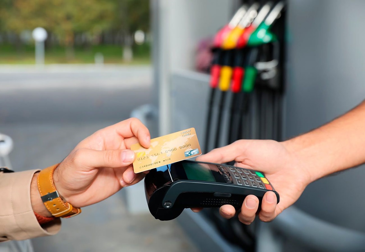 Multas de hasta 2.2 mdp a negocios que cobren comisión por pagar con tarjeta, advierte Profeco