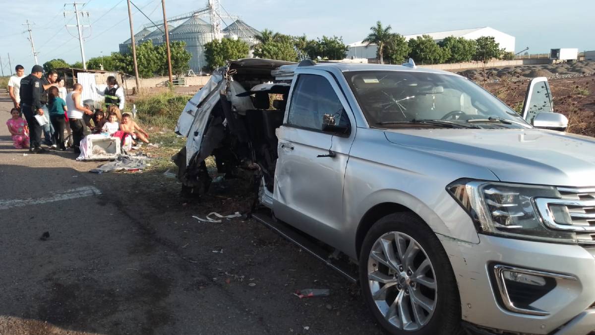 Paisanos sufren aparatoso accidente sobre la México 15, en Guasave