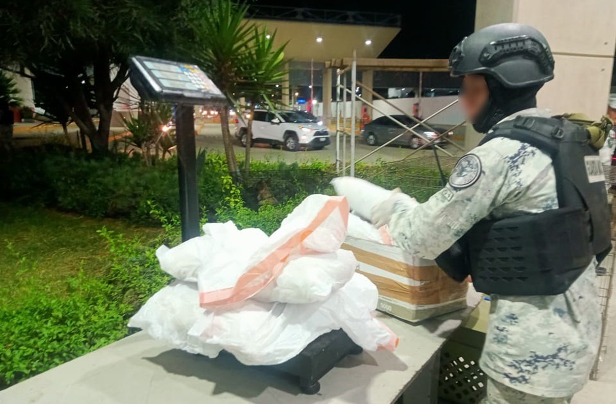 ¿Al revés? Por la garita de Otay, mujer pretendió ingresar a México con casi 50 kilos de cristal