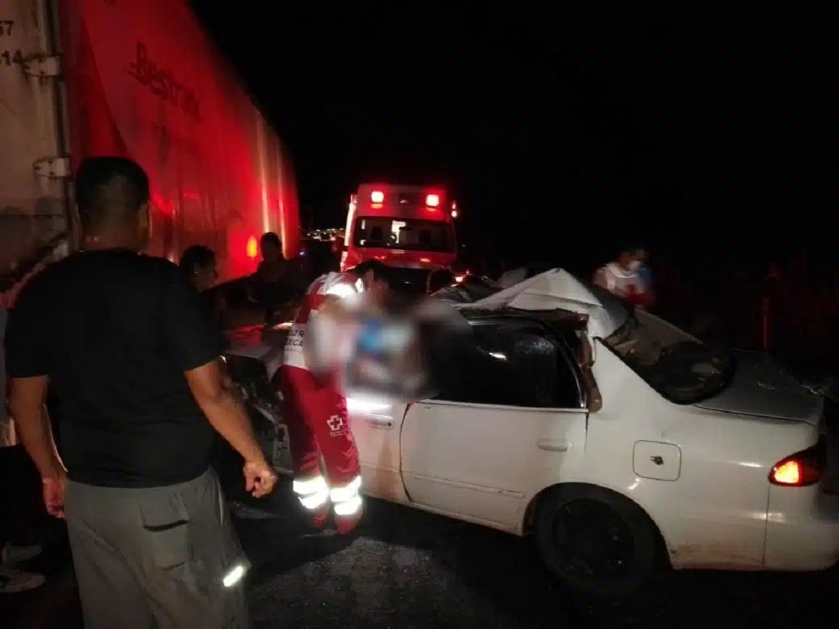 Tras chocar contra un tráiler sobre la México 15, en Guasave, una pareja quedó prensada en el interior de su carro