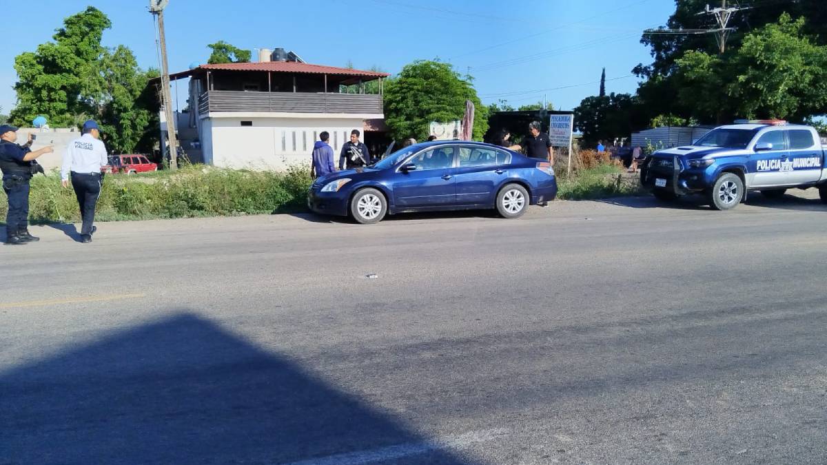 Pareja se lesiona al derrapar en la moto en la que viajaban por la carretera a Las Glorias, en Guasave