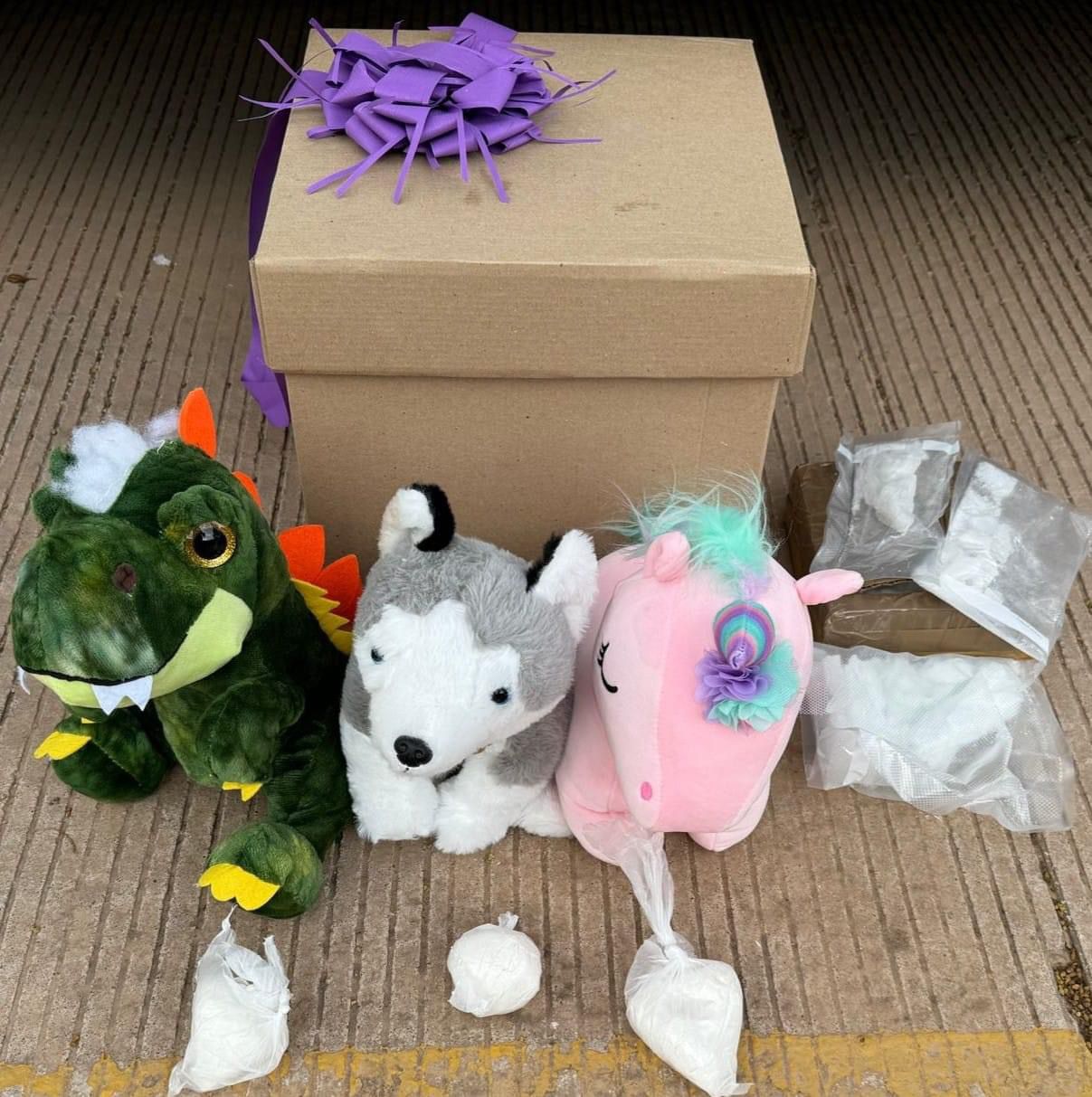 ¡Iban ocultas en peluches! Guardia Nacional asegura bolsas con droga en paquetería de Culiacán