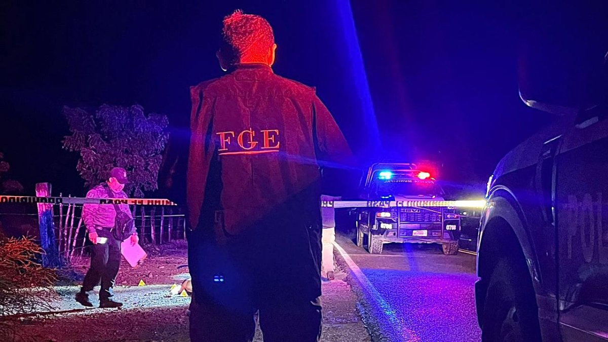 Peritos de la FGE investigan zona donde ejecutaron a un hombre