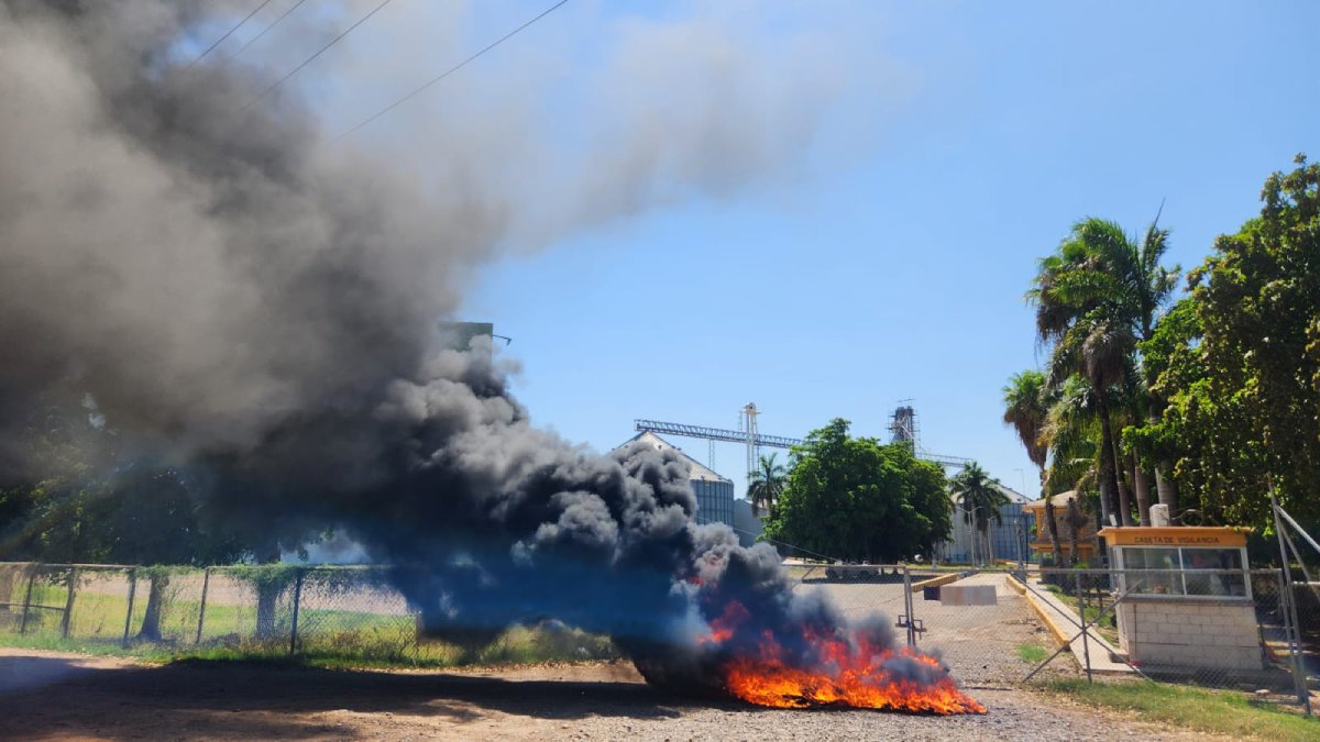 Productores de Guasave radicalizan protesta: Queman llantas en Bodega Columbia