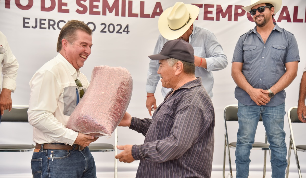 Productores temporaleros en Ahome reciben apoyo de semillas para el cacahuate