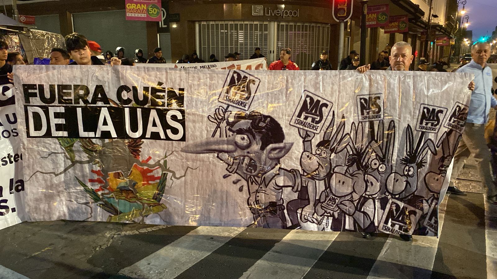 “Fuera Cuén de la UAS”; universitarios protestan afuera del Zócalo pidiendo que la universidad sea liberada