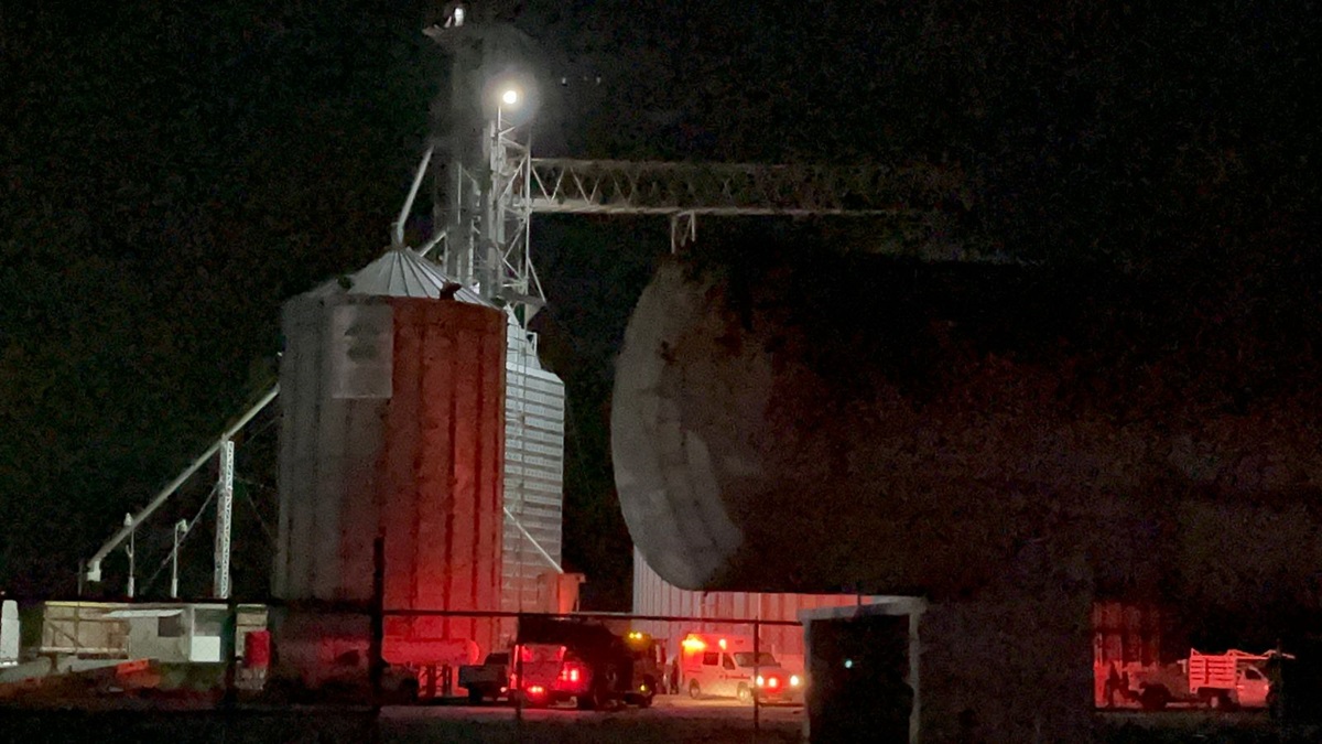 Rescatan a dos hombres de un silo en Guasave