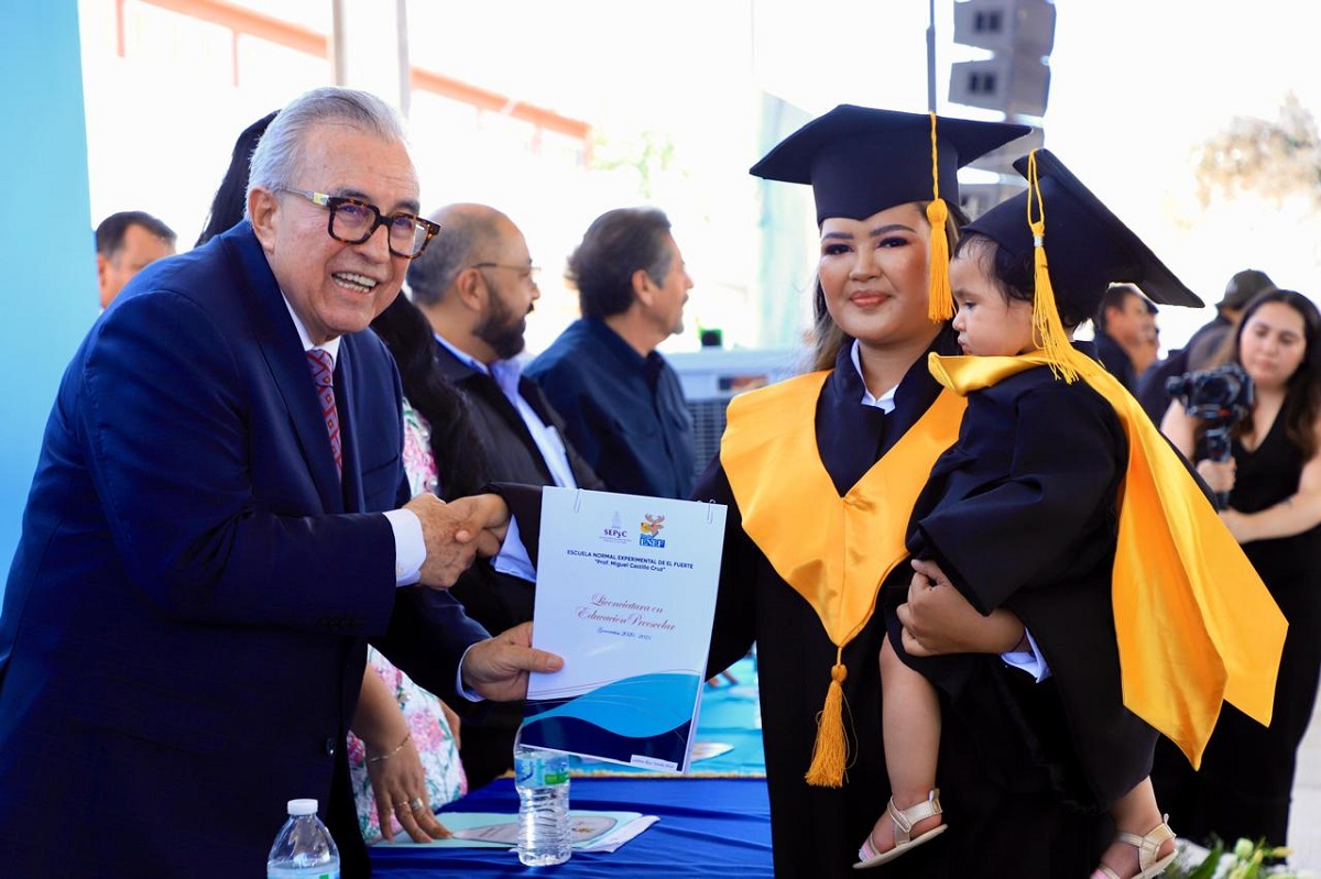 Rocha reitera su compromiso con la Escuela Normal Experimental de El Fuerte