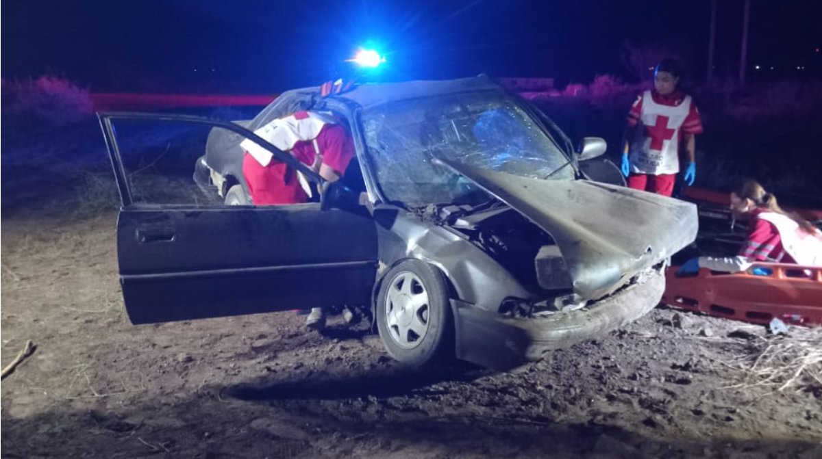 Dos personas resultan lesionadas al sufrir una salida de camino por la carretera playa Las Glorias
