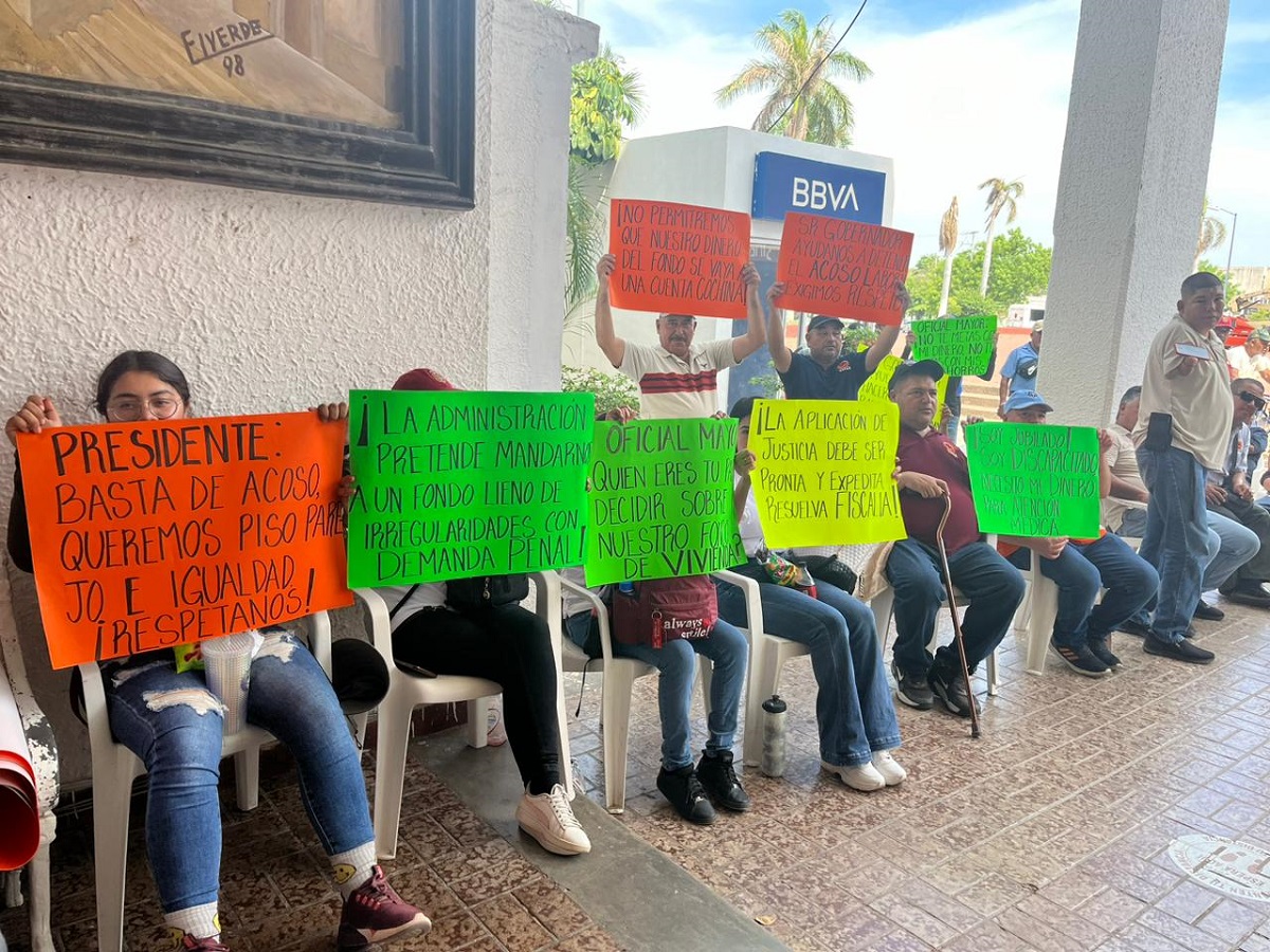 Se manifiestan miembros del Satag afuera del Ayuntamiento de Guasave; reclaman piso parejo