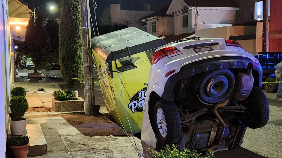 Se abre enorme socavón en Las Quintas y cae media camioneta dentro de él, en Culiacán