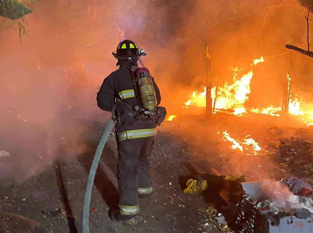 Fuerte incendio en Mazatlán deja a una persona con graves quemaduras