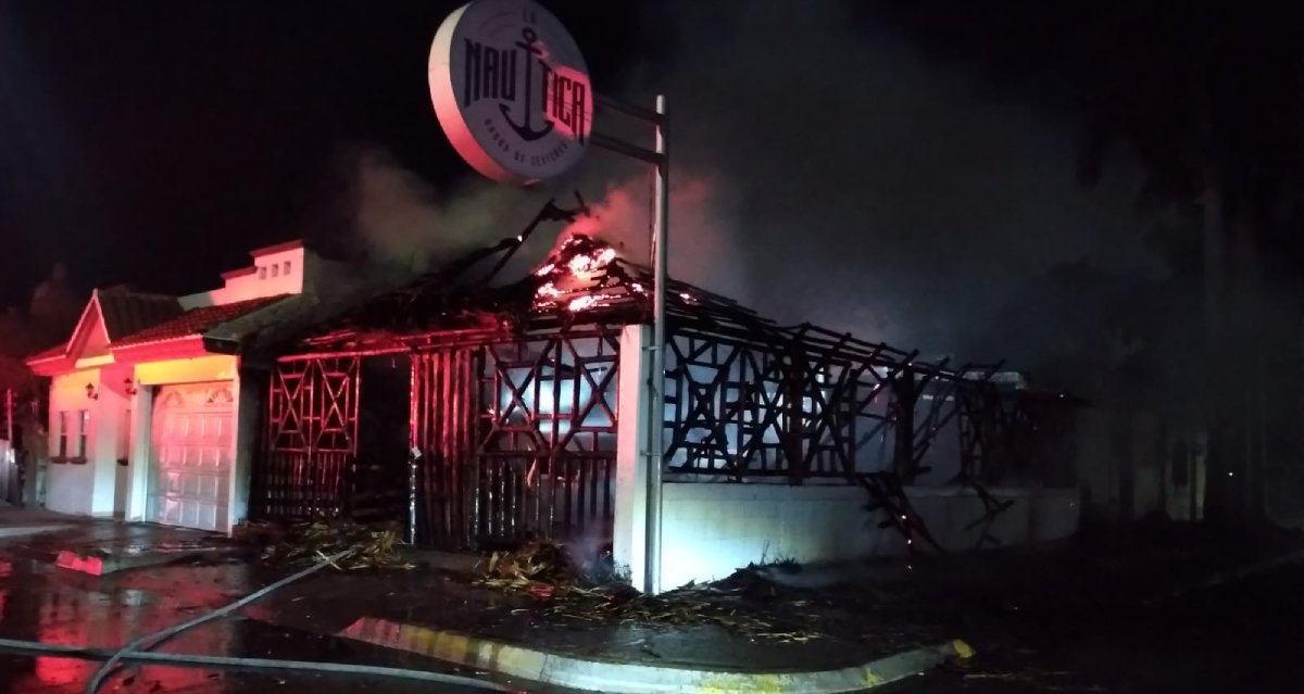 Fuego arrasa con restaurante de mariscos en Los Mochis