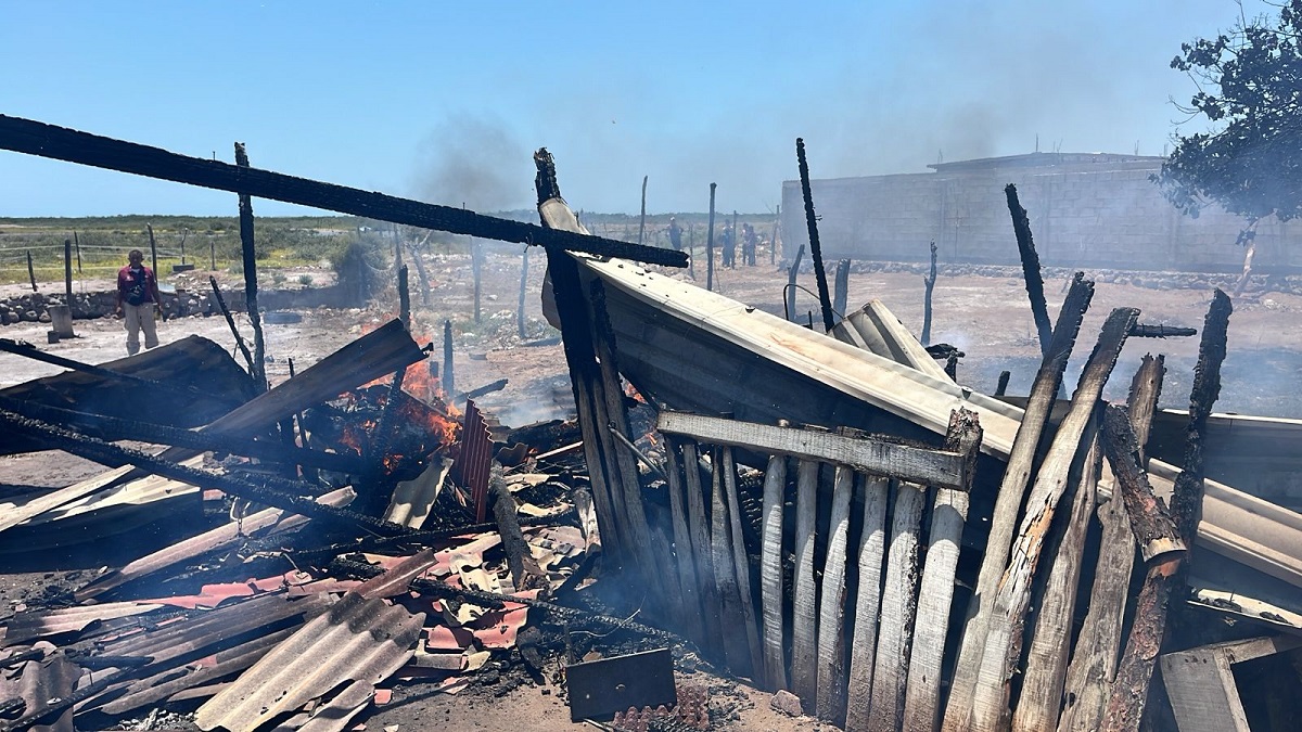 Se incendian tres casas de madera en el campo pesquero El Colorado, Ahome
