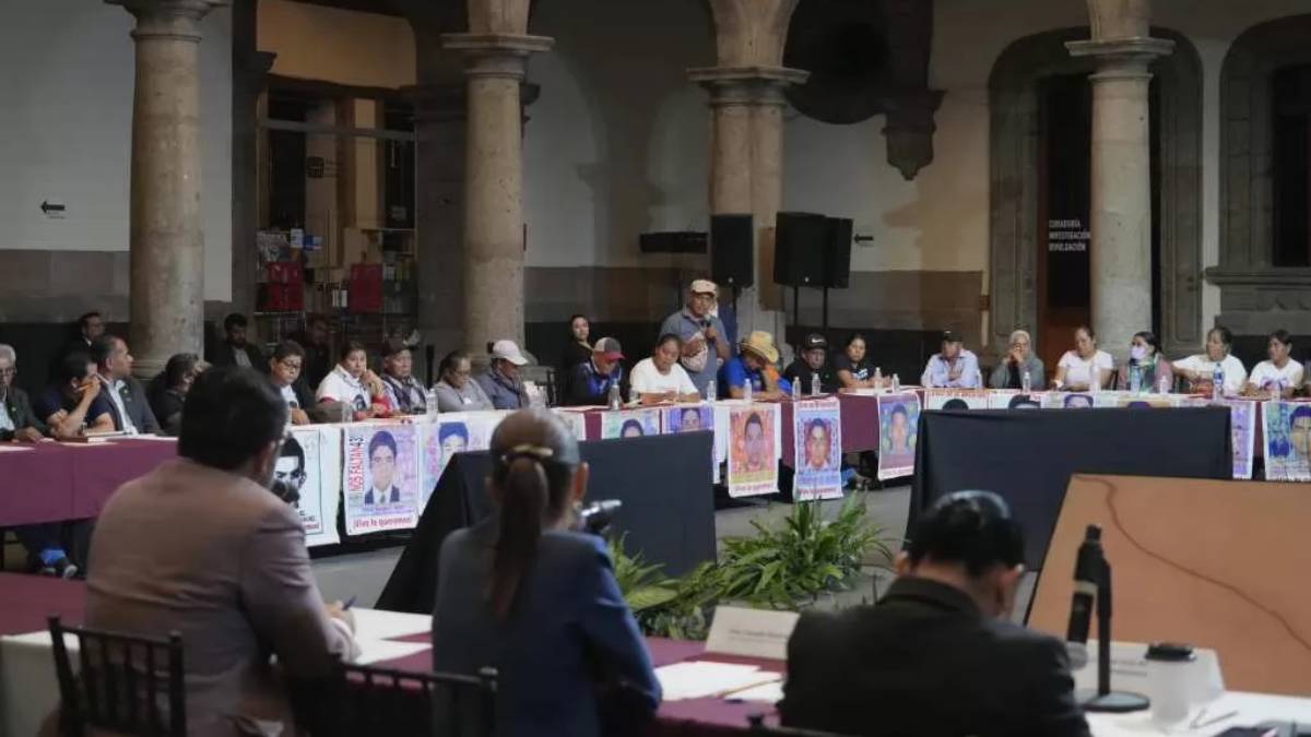 Sheinbaum se compromete a dar seguimiento y buscar la verdad en caso Ayotzinapa