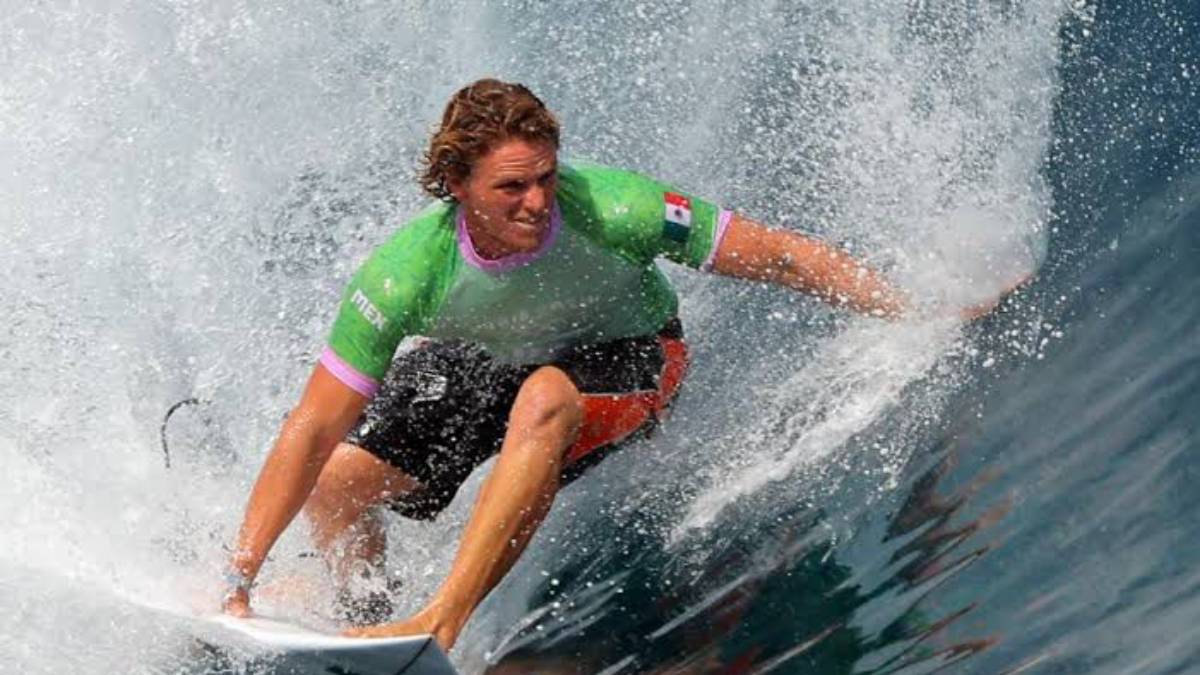 Surfista Alan Cleland clasifica a los octavos de final en París 2024