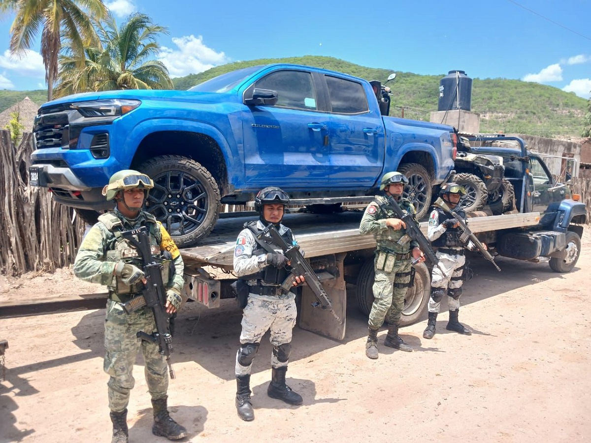 ¡El jaguar no estaba solo! Decomisan 4 camionetas y 2 motocicletas en inmueble de El Platanar, Mocorito