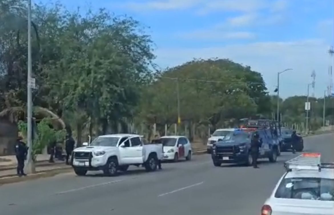 (VIDEO) Tras balazos en una ‘amanecida’, policías estatales ‘atoran’ una camioneta en Culiacán; hay detenidos