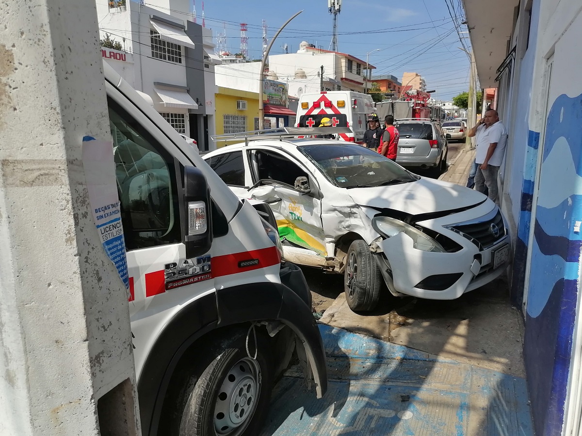 Cámara de seguridad capta accidente de eco taxi y ambulancia en Mazatlán