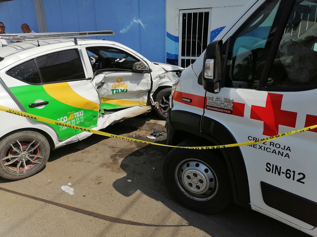 Fuerte choque entre taxi verde y ambulancia que se dirigía a una emergencia en Mazatlán