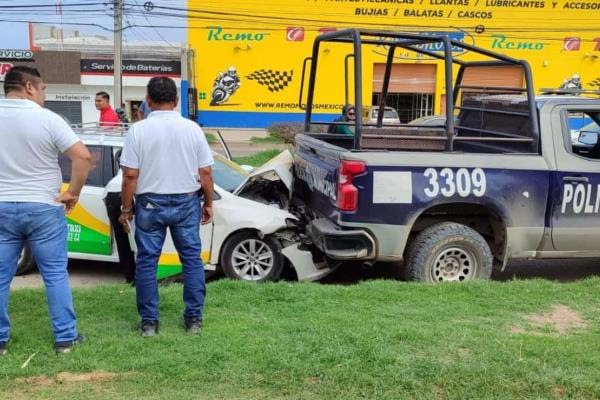 Se impacta taxista contra la parte trasera de una patrulla en Mazatlán